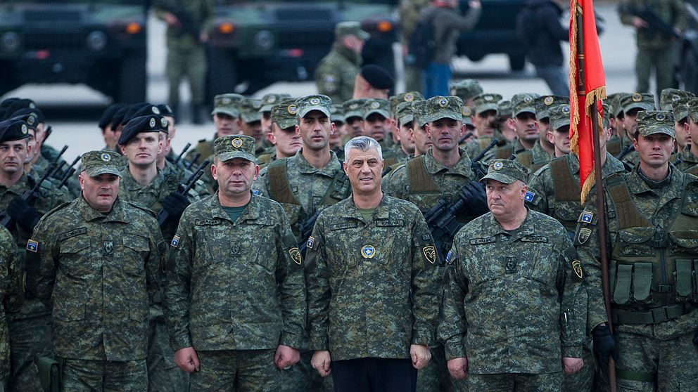 Kosovos president Hashim Thaci, i mitten, tillsammans med medlemmar i Kosovos säkerhetsstyrka.