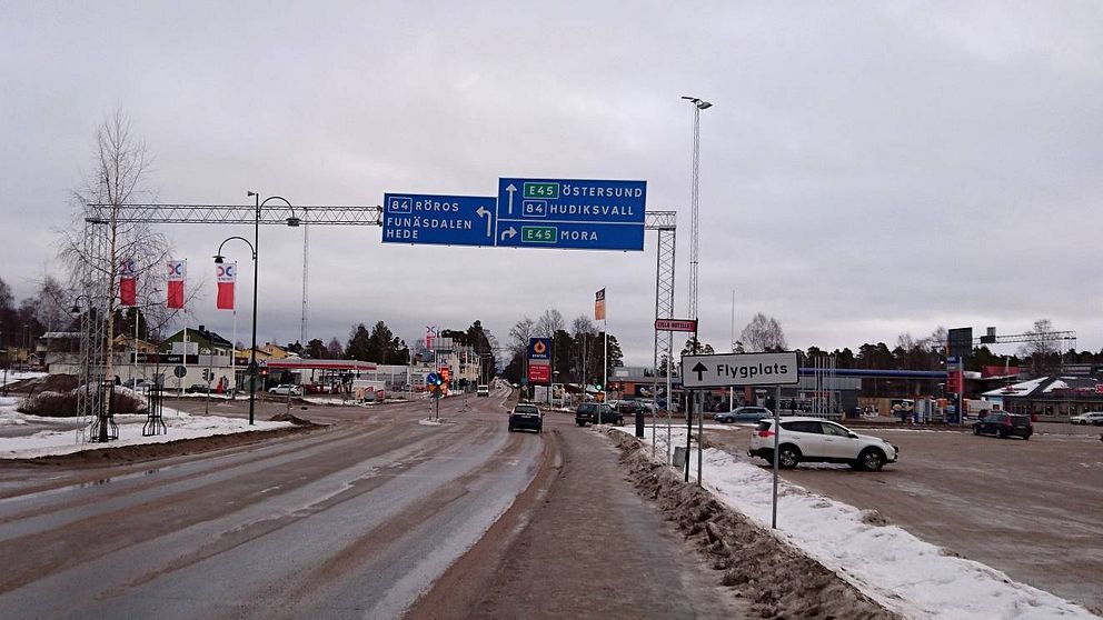vy över bilväg och parkering i Sveg, vintertid