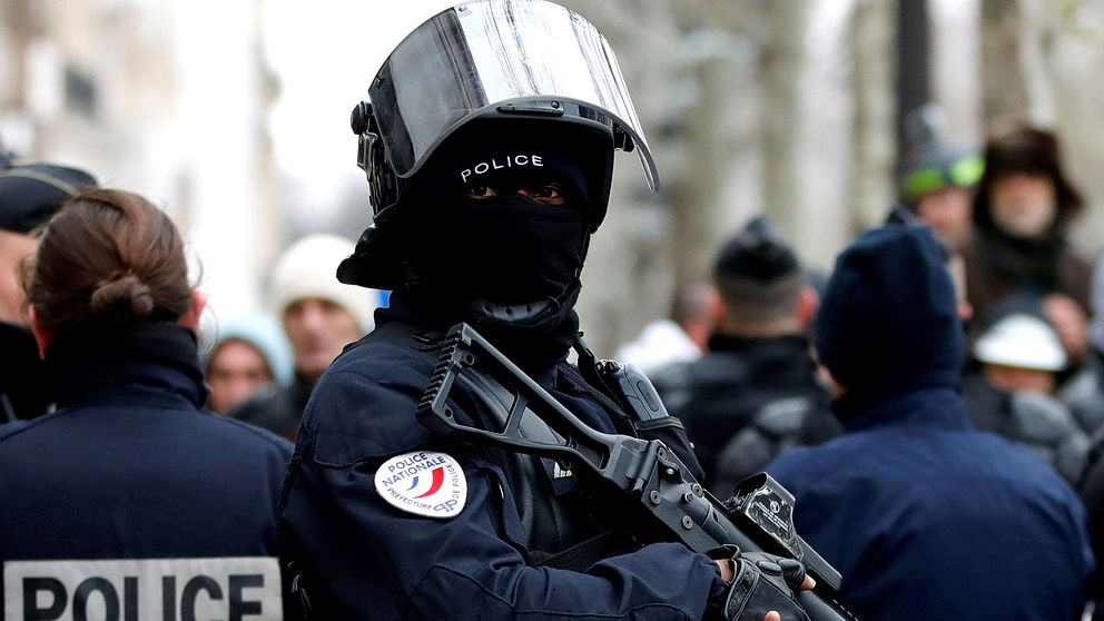 Fransk kravallpolis bevakar demonstranter