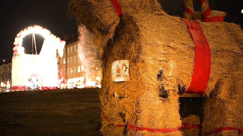 Någon satte eld på vänster framben tillhörande den lilla julbocken i Gävle, natten mot söndag