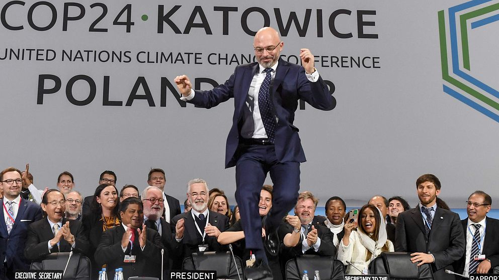 Den polske ordföranden för klimatmötet i Katowice, Michal Kurtyka, firar de avslutade förhandlingarna med ett glädjeskutt.