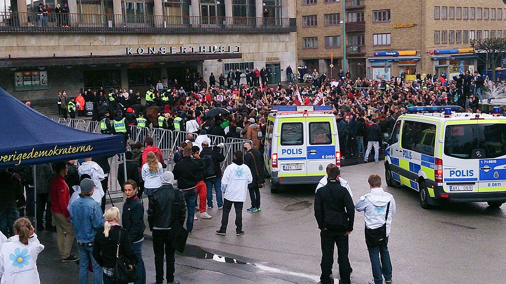 Polisen motar bort 100-tals motdemonstranter från Götaplatsen, där SD höll valmöte med Jimmie Åkesson. Mötet stördes av talkörer, burop och musikinstrument.