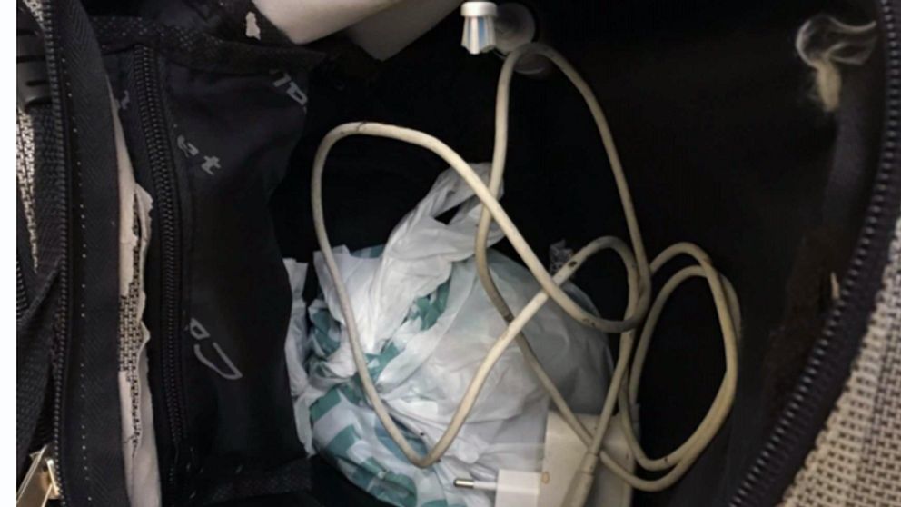 I 55-åringens ryggsäck hittade polisen närmare ett halvt kilo amfetamin.