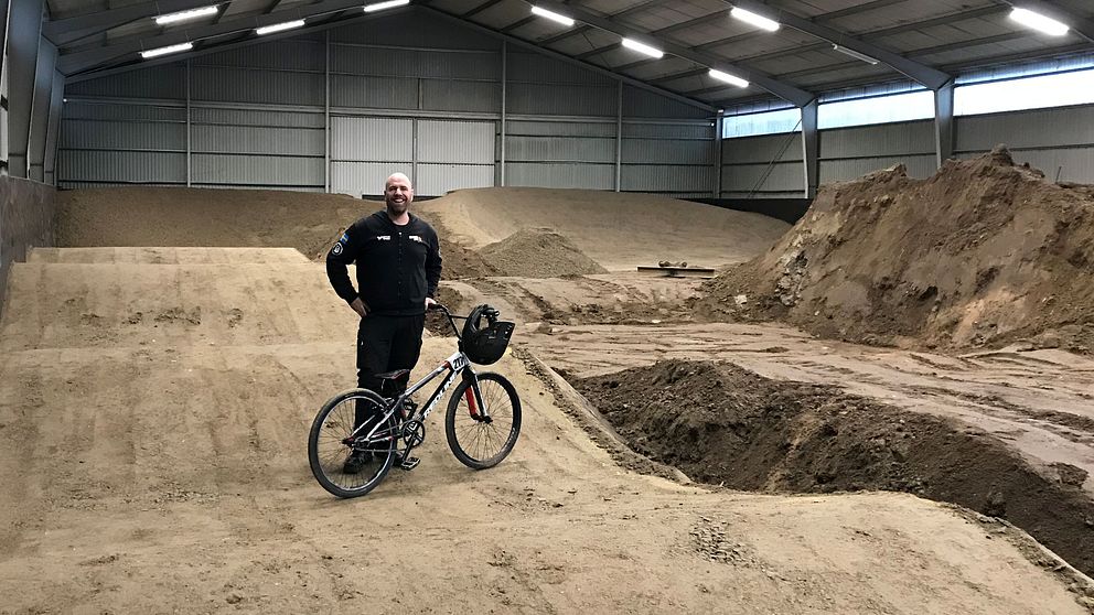 Bmx-tränaren Henrik Björklund är inititavtagare till inomhushallen. Han är aktiv i Engelholms bmx-klubb.