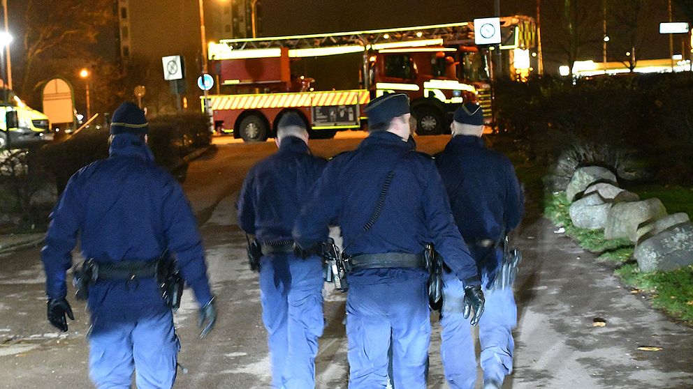 Vid polisinsatsen efter en explosion i Malmö kunde polisen gripa fem personer misstänkta för vapenbrott. Det är oklart om personerna hade någonting med explosionen att göra.