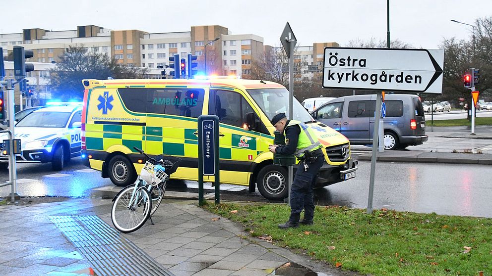 En cyklist blev påkörd av en bilist i en misstänkt smitningsolycka i Malmö under onsdagseftermiddagen.