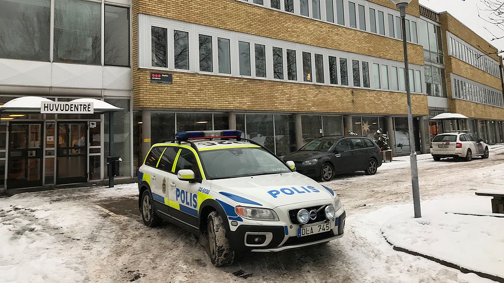 polisbil utanför Spångbergsgymnasiet i Filipstad