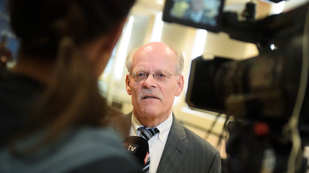 Riksbankens chef Stefan Ingves anländer till pressträffen med anledning av onsdagens räntebesked.