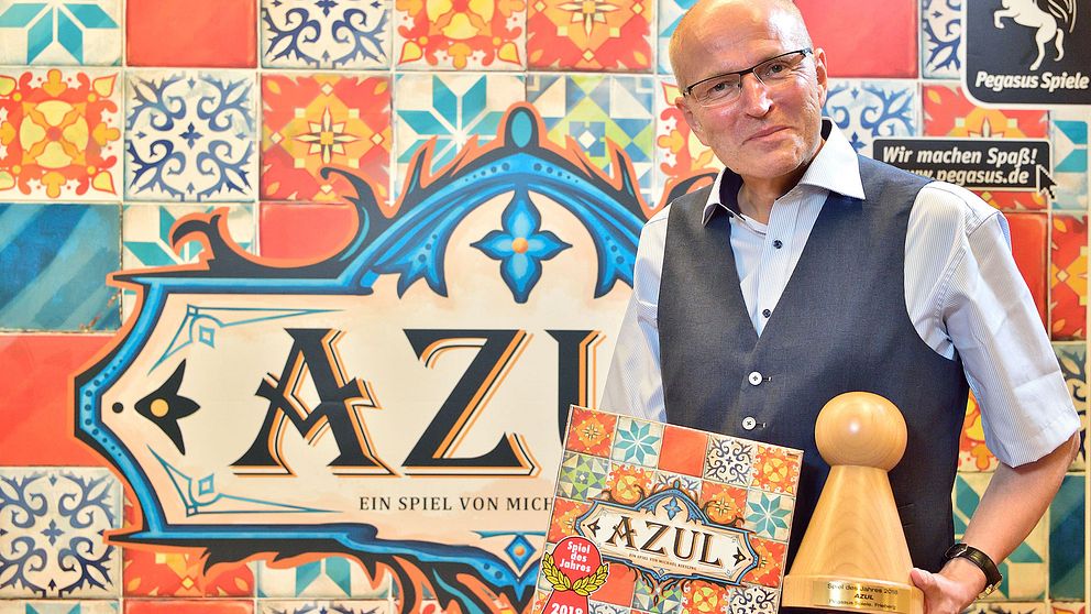 Azul-skaparen Michael Kiesling mottar stora kritikerpriset på Spiel des jahres 2018