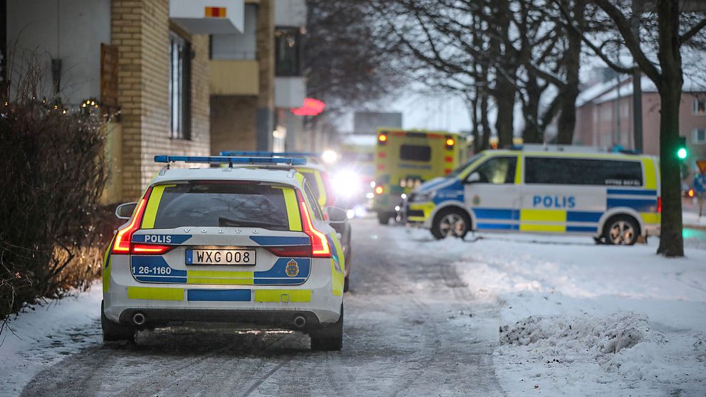 Poliser och ambulans vid en adress i Gävle.