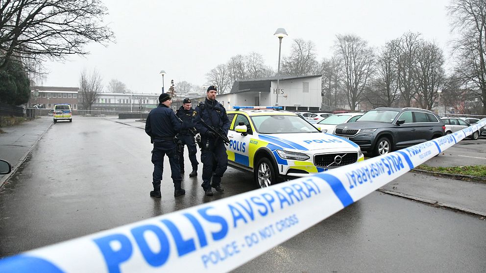 Polisen spärrade av ett stort område kring Hässleholms tekniska skola.