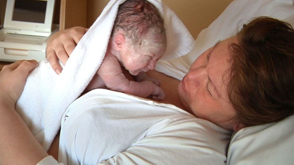 Sara Viktorsson med nyfödda sonen Jack.