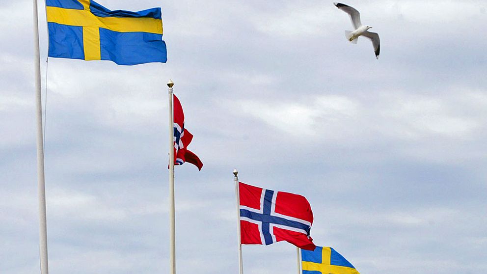 Norska och svenska flaggor.