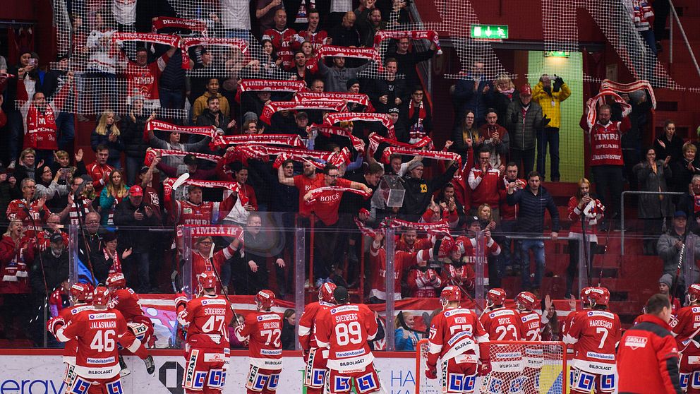Timrås spelare jublar mot supportrar efter ishockeymatchen i SHL mellan Timrå och Brynäs.