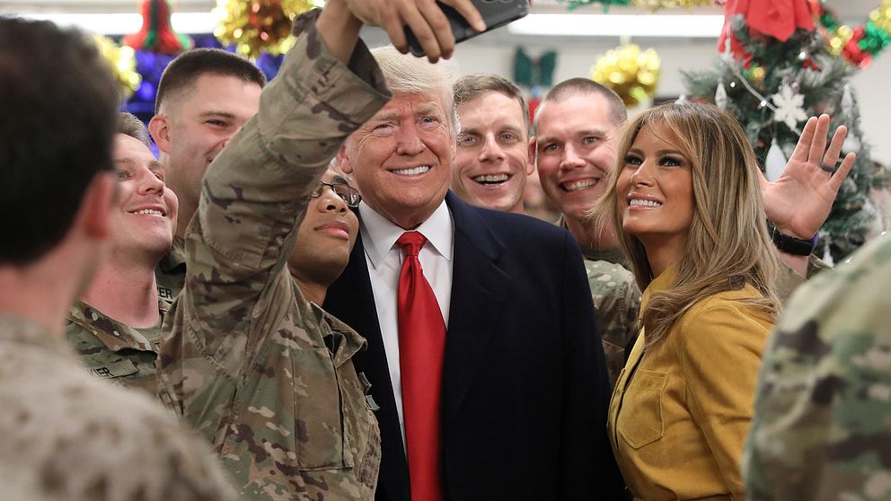USA:s president Donald Trump och hans fru Melania Trump uppvaktas av amerikanska trupper i Irak.