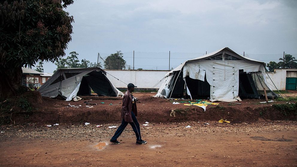 En man passerar tält som förstörts i demonstrationerna i staden Beni i Kongo-Kinshasa.