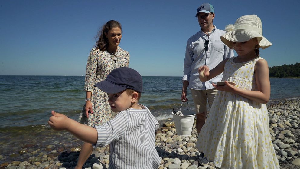 Kronprinsessan Victoria med prins Daniel och barnen Oscar och Estelle.