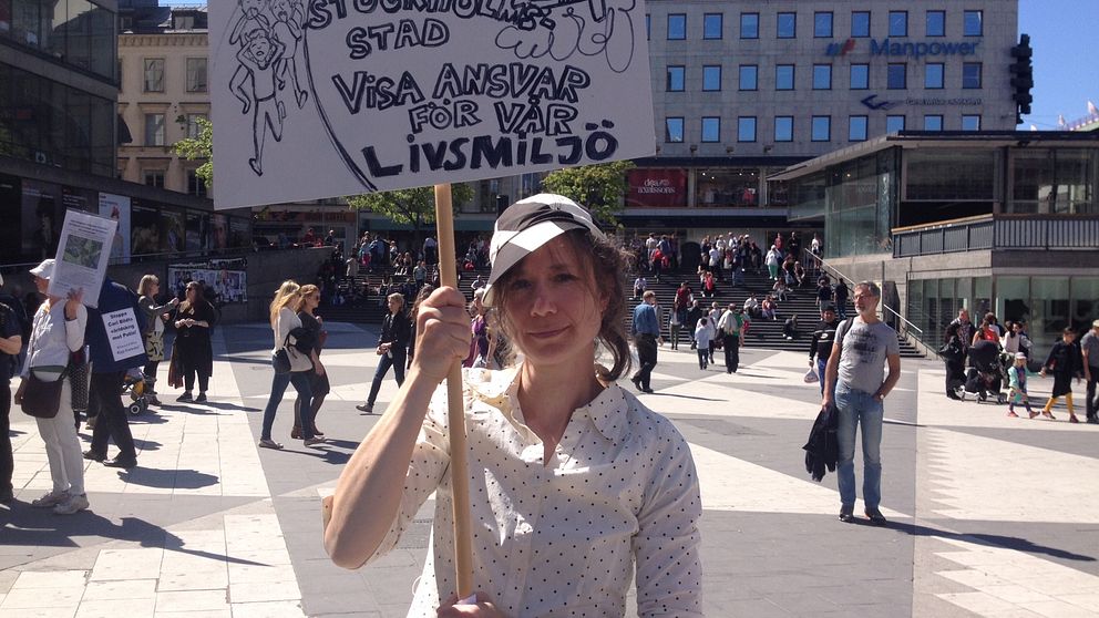 Anna Blomberg protesterar på Sergels torg