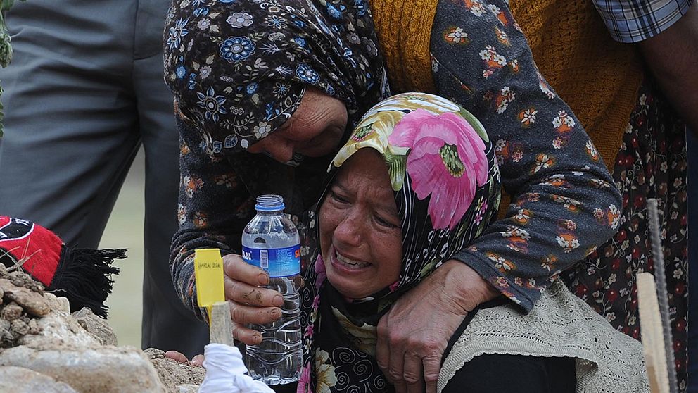 Familjemedlemmar sörjer vid graven till ett av offren för gruvolyckan i Turkiet.