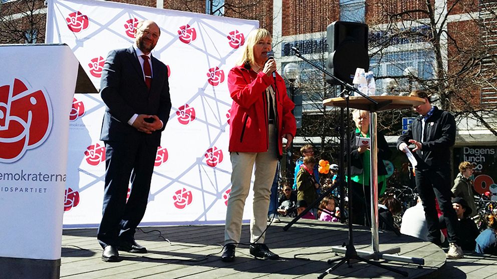 EU-toppen Martin Schultz och socialdemokraternas toppnamn Marita Ulvskog under ett EU-valmöte i Umeå under lördagen.