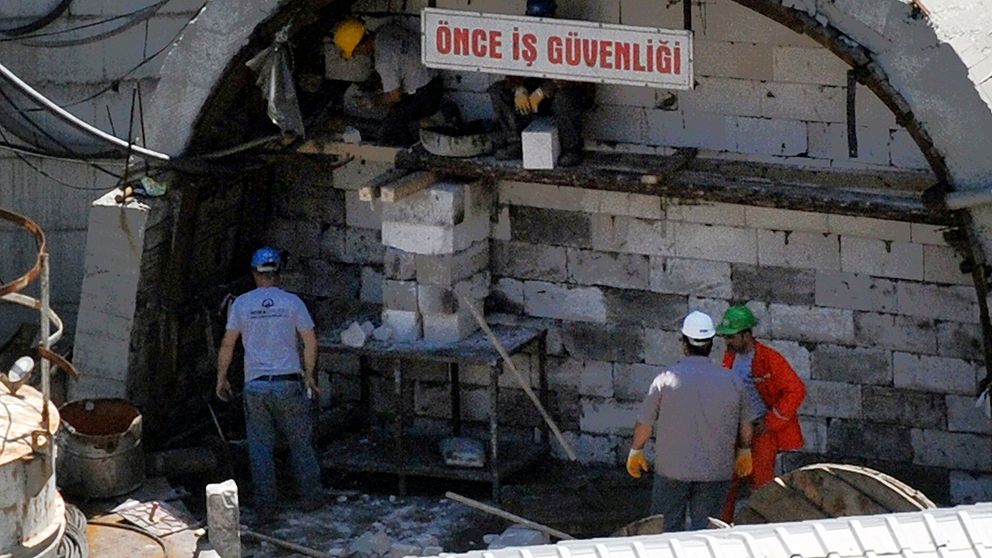 Gruvarbtare stängen ingången till kolgruvan i Soma i Turkiet på söndagen. Totalt 18 personer, däribland ledningen för gruvan har häktats och hålls frihetsberövade medan utredningen om gruvolyckan där 301 människor miste livet pågår.