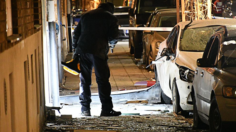 Polis undersöker brottsplats efter explosion på Östergatan i Landskrona.