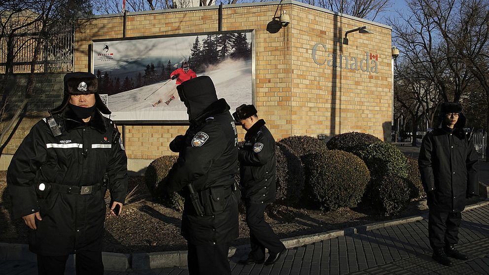 Polis övervakar Kanadas ambassad i Peking i ett allt mer spänt läge mellan länderna.