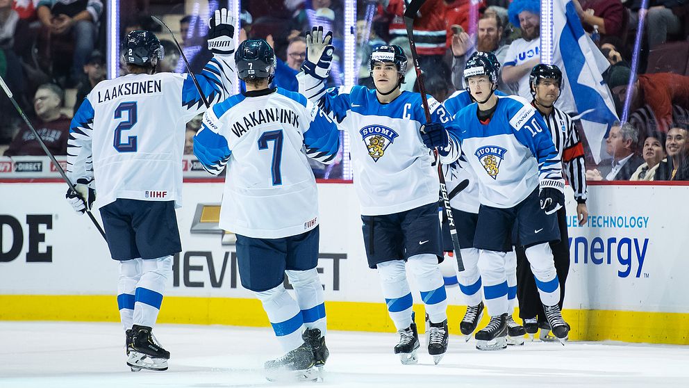 Aarne Talvitie jublar med lagkamrater efter Finlands 2–0.