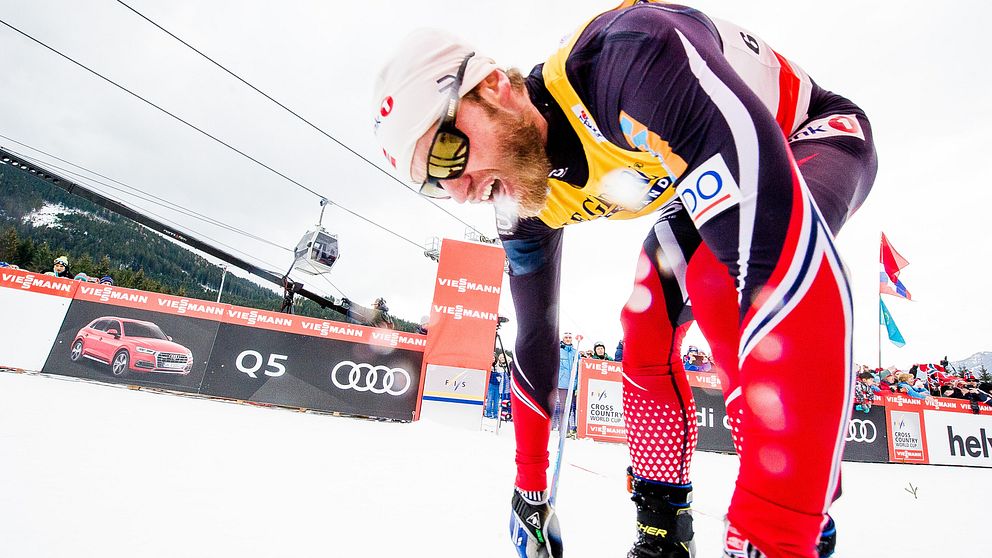 En krokig Martin Johnsrud Sundby pustar ut efter kraftprovet i Tour de Ski-avslutningen. Arkivbild.