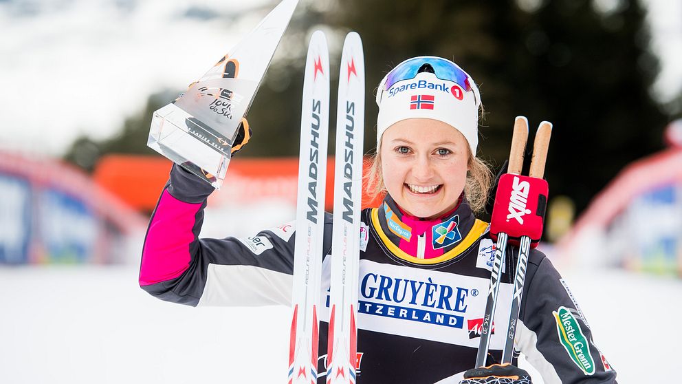 Ingvild Flugstad Östberg har varit tvåa i Tour de Ski två gånger. Här poserar hon med priset förra året.