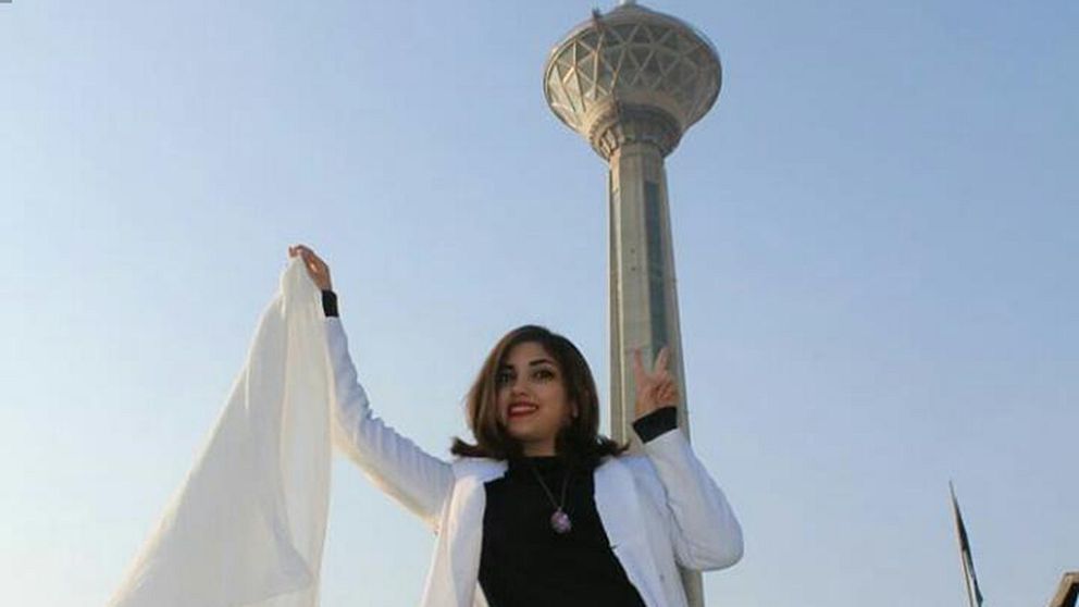 En iransk tjej poserar utan slöja.