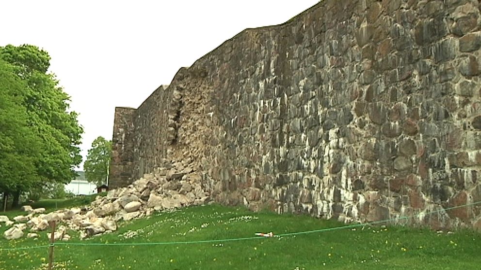 Stegeborgs ruin vid inloppet till Göta kanal börjar att vittra sönder. Stora stenblock har lossnat och orsakat en stor skada i slottsmuren.