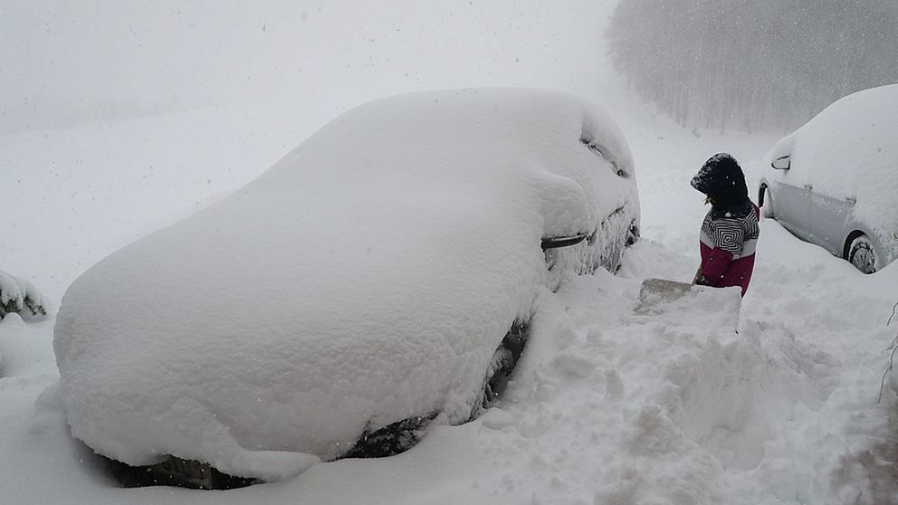 Stora mängder snö har fallit i Salzburg i Österrike.