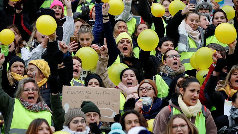 Kvinnor demonstrerade mot våldet under helgens protester av Gula västarna.