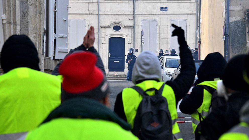 Protesterna av Gula västarna i Frankrike har fortsatt efter nyår med sammandrabbningar med polis och gripanden.