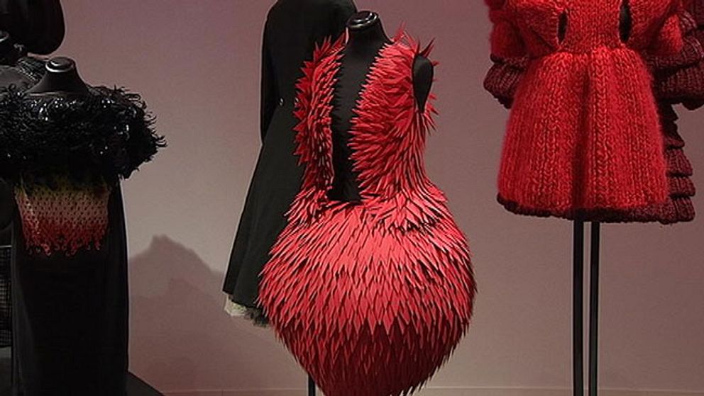 En kreation, bestående av kjol och väst, signerad Bea Szenfeld från 2007.