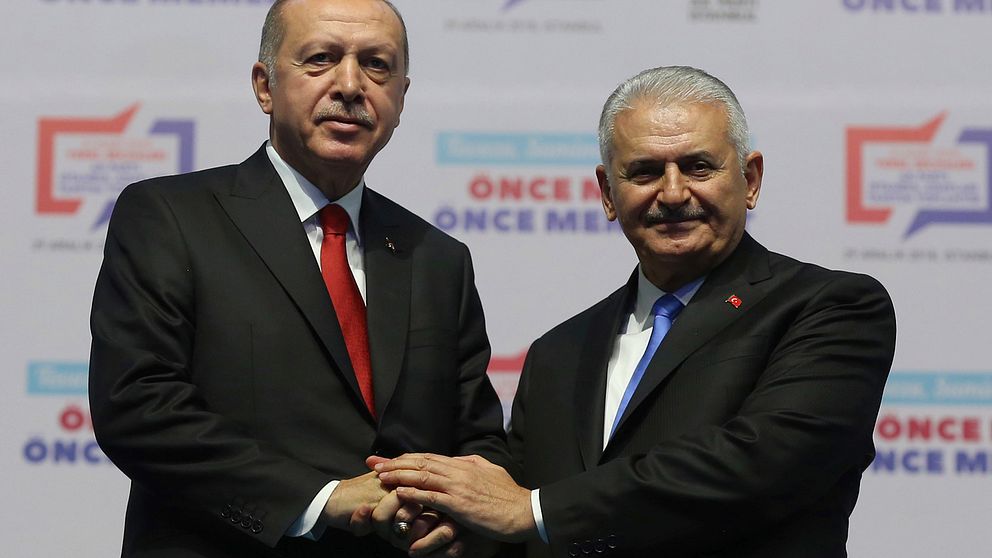 Turkiets president Recep Tayyip Erdogan, till vänster, skakar hand med Binali Yildirim, tidigare premiärminist