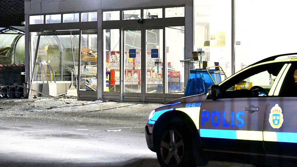 Matbutiken fick stora skador vid explosionen. Så här såg det ut vid entrén.