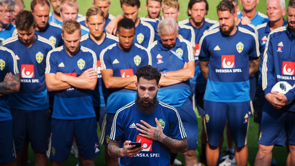 Jimmy Durmaz, med fotbollslandslaget i ryggen, tog avstånd från hat på sociala medier under fotbolls-VM i somras. Arkivbild.