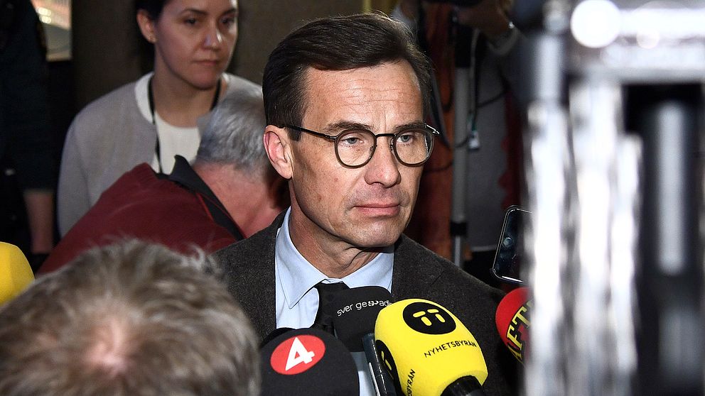Ulf Kristersson (M) möter medierna efter talmansmötet.