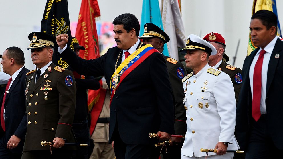 Venezuela's president Nicolas Maduro (mitten) vid en cemoni på Fuerte Tiuna militäranläggning i Caracas den 10 januari 2019.