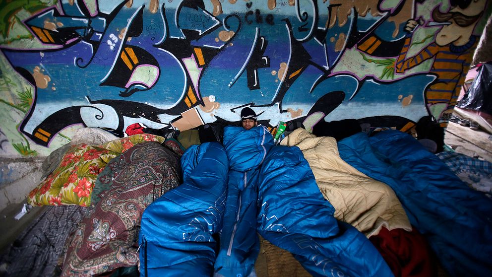 Flera män sover i sovsäck utomhus utanför Bihać i Bosnien.