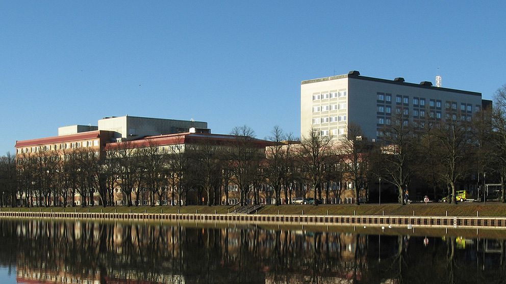 Den skottskadade 22-åringen har nu flyttats från intensivvårdsavdelningen på Växjö lasarett.