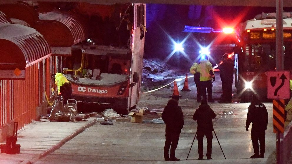 Polis och räddningstjänst på plats vid den busstation i Ottawa där dubbeldäckaren körde rakt in i en busskur under fredagskvällen