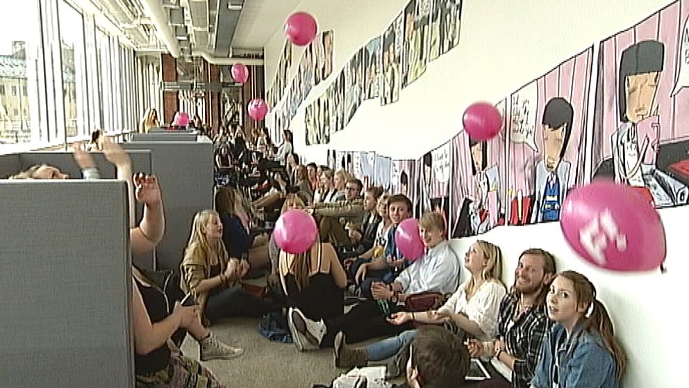 Hundratals köade på Campus Norrköping, trots att det var en timme kvar innan hon skulle komma. Och det var inte en popstjärna de väntade på, utan en politiker. Gudrun Schyman var på väg till Norrköping. Feministiskt initiativ Fi