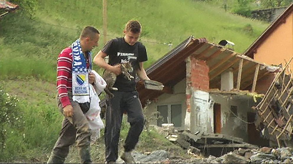 Nihad Fejzic och hans son Alija vid sitt förstörda hem i Donji Kolici i centrala Bosnien.