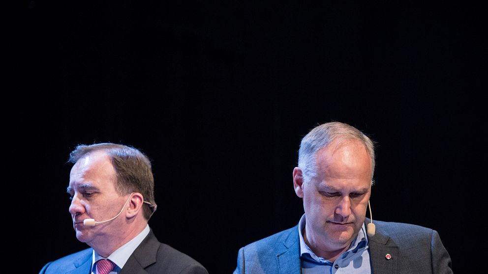 ”Anti-V-klausulen” har fått Vänsterpartiet att se rött. På bilden syns Stefan Löfven och Jonas Sjöstedt.