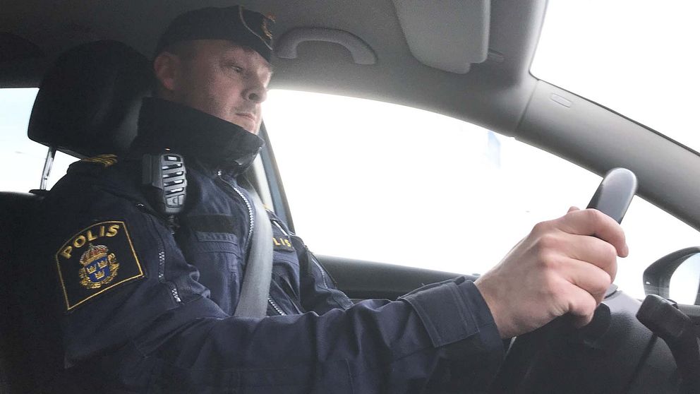 Mikael Cederblad, tf chef på trafiksektionen vid polisen i Örebro, sitter bakom ratten i en polisbil.