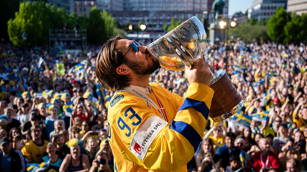 Mika Zibanejad under firandet i Kungsträdgården.