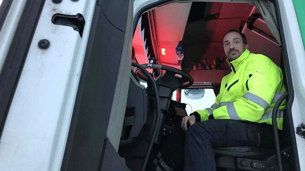 Yrkeschauffören Jan Hallenius sitter i förarsätet på sin lastbil.